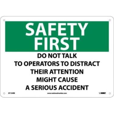 Imagem de NMC Placa SF154RB OSHA, legenda "SAFETY FIRST - DO NOT TALK TO OPERADORS TO DISTRACT THEIR THEGHT CAUSE A SERIOUS ACCIDENT", 35,5 cm de comprimento x 25,4 cm de altura, plástico rígido, preto/verde em