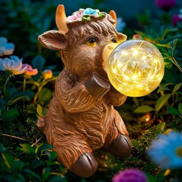 Imagem de KOOY Highland Cow Decor Estátua de jardim solar estatueta de vacas presentes de aniversário para mulheres, mãe, pai, quintal, pátio, gramado, inauguração de casa, enfeites de Páscoa