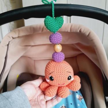 Imagem de Móbile Montessoriano de Amigurumi para Carrinho de Bebê (artesanal) (Polvo)