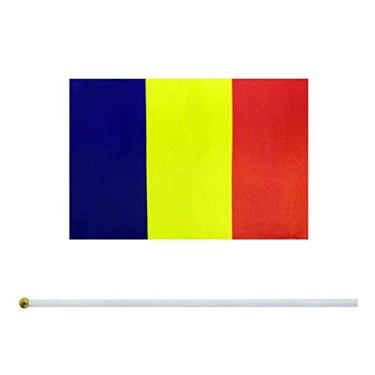 Imagem de Bandeira de bandeira romena com a mão da Kind Girl, bandeira romena, bandeira pequena, pacote com 50 bandeiras de bandeiras de países nacionais redondas, materiais de decoração de festa para paradas, copa do mundo, eventos esportivos, celebrações