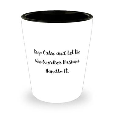 Imagem de Keep Calm and Let the Woodworker Husband Handle It. Copo de tiro, presente de marido da esposa, lindo copo de cerâmica para marido