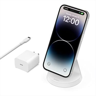 Imagem de Belkin Suporte magnético sem fio – Compatível com MagSafe – Carregador magnético para iPhone – Carregador sem fio – Funciona com Apple iPhone 14, 13 e 12 – Fonte de alimentação incluída – Branco