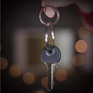 Imagem de Flite Magic Tricks Borrowed Ring to Keychain Appear Vanish Magia Magician Close Up Street Illusions Gimmicks Mentalism Props