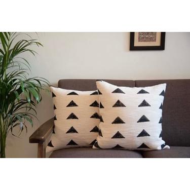Imagem de Gulaabi Ghar Capas de almofada decorativas de lama, 40,64 x 40,64 cm, estampa de triângulo preto impresso à mão, algodão branco feito à mão, conjunto de 2 (médio, 2 unidades)