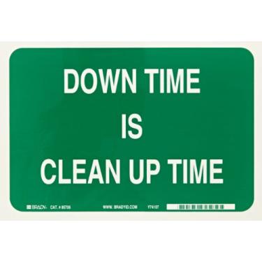 Imagem de Brady Placa de manutenção de poliéster autoadesiva 85706, 17,8 cm x 25,4 cm, legenda "Down Time Is Clean Up Time"