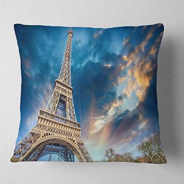 Imagem de Linda vista da Torre Eiffel de Paris sob a paisagem urbana do céu ardente, sala de estar, sofá, almofada + capa de almofada impressa em ambos os lados 66 cm x 66 cm