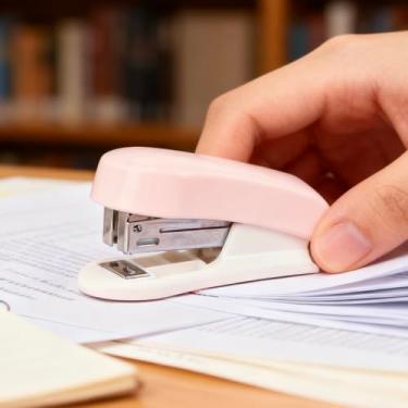 Imagem de Mini grampeador com grampos, grampeador de mesa portátil com base antiderrapante e trava de segurança, 180° de encaixe plano para artesanato, inclui removedor de grampos e 400 grampos, grampeador rosa