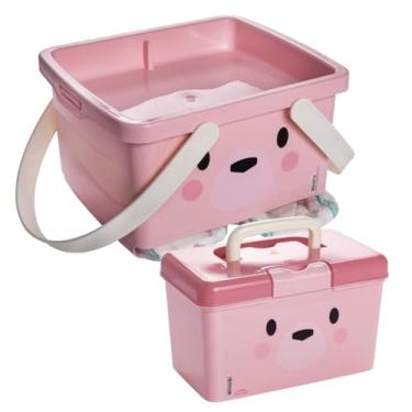 Imagem de Conjunto Infantil Porta Fraldas Descartáveis com abertura tipo fenda, Tampa com travas e Alças de Transporte + Maleta Farmácia com Tampa Basculante, Trava de Segurança e Alça de Transporte - Ambos na cor Rosa com decoração Ursa