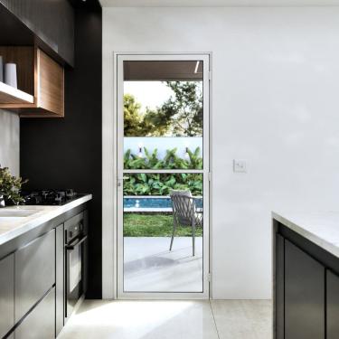 Imagem de Porta de Alumínio de Giro de Vidro com Travessa 215x85cm Lucasa Ideale Branco