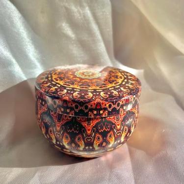 Imagem de Kit 2 Velas Aromáticas em Lata Estampada – Cera de Coco 70g Cada, Pavio de Algodão, Decoração e Bem-Estar (Bamboo e Lavanda)