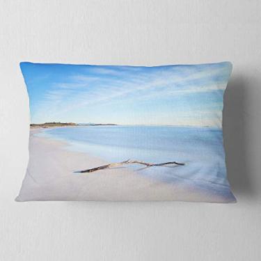 Imagem de Designart Galho de madeira na praia branca moderna paisagem marítima sala de estar, sofá, enchimento de almofada + capa de almofada impressa em ambos os lados 30,5 x 50,8 cm