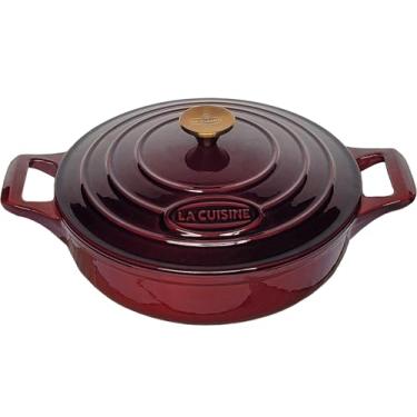 Imagem de Frigideira de ferro fundido La Cuisine para refogar forno holandês raso 3,75 QT 28 cm de diâmetro. Revestimento de esmalte preto fosco interno, seguro para forno até 260 ºC, cranberry