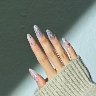 Imagem de Unhas postiças de amêndoa média com design simples de glitter prata com cobertura completa cola em bastão falso artificial em unhas de acrílico para uso diário, 24 peças