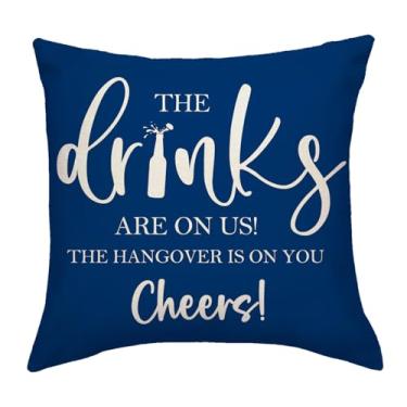 Imagem de JAERUE Capa de almofada divertida com tema de álcool The Drinks are On Us Capa de almofada bem-humorada com citação de bebida 45 × 45 cm para bar em casa, caverna masculina, sala de estar, presente