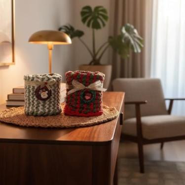 Imagem de Porta Mini Panetone Natalino, Crochê, Decorativo, Verde Branco e Verde Vermelho com Apliques de Rena e Papai Noel KIT 2 Peças