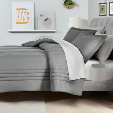 Imagem de Conjunto de edredom Queen listrado acolchoado – Conjunto elegante com edredom, protetor de colchão, jogo de lençol e fronhas — design listrado sofisticado para casa e quartos de hóspedes, cinza/prata