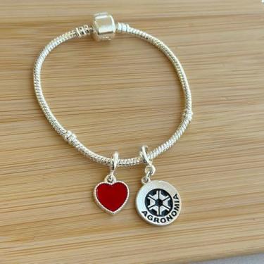 Imagem de Pulseira profissão com 2 berloques: medalha agronomia + coração vermelho - banhados a prata