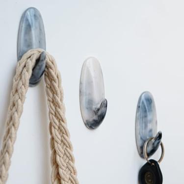 Imagem de Indian Shelf Ganchos decorativos de parede adesivos de resina para casacos – 3 ganchos 6 tiras, à prova d'água, suporte de toalha à prova de ferrugem, cabides sem broca para banheiro e cozinha – lindo