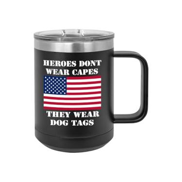 Imagem de Rogue River Tactical EUA Bandeira Americana Heróis Veteranos Don't Wear Capes They Wear Dog Tags Heavy Duty Aço Inoxidável Preto Caneca de Café 425.2 g Copo com Tampa Copo Novidade Ótima Ideia de