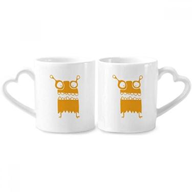 Imagem de Conjunto de canecas de porcelana para casal criatura amarela monstro alienígena universo cerâmica coração alça