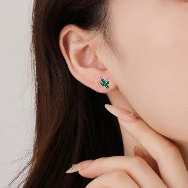 Imagem de Brincos delicados de cacto pequeno para mulheres, brincos de cartilagem de planta saguaro, minúsculos e fofos em tons dourados, joias exclusivas para festas de Dia de São Patrício para amigas, Medium