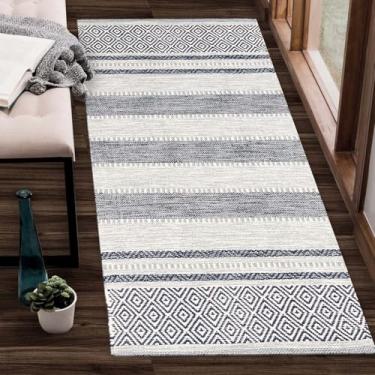 Imagem de Chardin home Tapete de fazenda 2 x 6 pés cinza e azul-marinho | Tapete de algodão reciclado tecido à mão, tapete boho longo | Perfeito para corredores, cozinhas, banheiro, quartos, tapete de ioga de