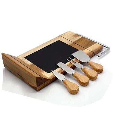 Imagem de Prato de queijo de bambu para fatiar Nutrichef – 4 facas de aço inoxidável e suporte magnético – Bandeja de madeira moderna com ardósia de pedra, lâmina de fatiar para cortar alimentos, frutas, carne