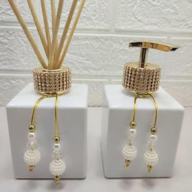 Imagem de Kit Lavabo Aromatizador E Porta Sabonete Líquido 250Ml De Vidro Branco E Dourado Com Tampa De Strass E Pingente Decorativo Luxo Para Banheiro Organizado, Elegante E Sofisticado (Branco e Dourado)