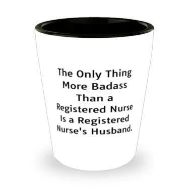 Imagem de Presente para marido sarcasmo, The Only Thing More Badass Than a Registered Nurse Is a Registered Nurse, Copo de dose exclusivo para marido da esposa
