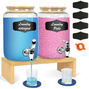 Imagem de Conjunto de 2 dispensadores de detergente de vidro de 1 galão com tampas de bambu e suporte - Dispensadores de sabão líquido e amaciante de tecido com torneiras, copos, etiquetas e tapetes