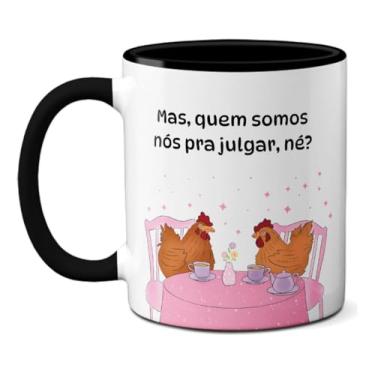 Imagem de Caneca Galinhas Fofocando Quem Somos Nós Pra Julgar? (Preta)
