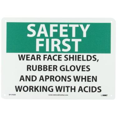 Imagem de NMC Placa SF178AB OSHA, legenda "SAFETY FIRST - Use protetores faciais, luvas de borracha e aventais ao trabalhar com ácidos", 35,5 cm de comprimento x 25,4 cm de altura, alumínio, preto/verde sobre