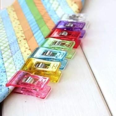 Imagem de Kit 50 Mini Prendedores Newz 2,6cm x 1cm para Tecido e Artesanato | Grampo Plástico Resistente Colorido para Costura, Patchwork, Scrapbook e Organização