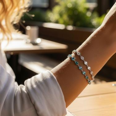 Imagem de Pulseira Amaré de Elos com Zircônias Azuis e Brancas em Prata 925 Azul para Uso Diário...