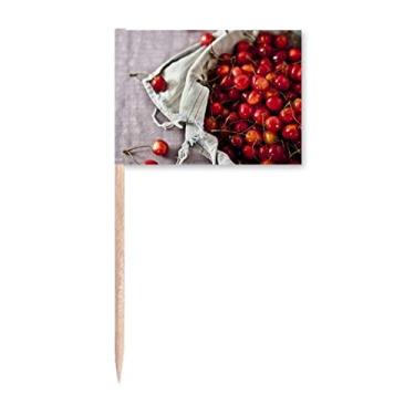 Imagem de Decoração de festa com marcadores de palito e frutas vermelhas temperadas para fotografia