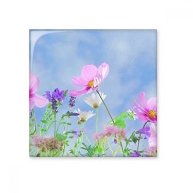 Imagem de Azulejo de cerâmica brilhante com fundo azul e flores rosas roxas e brilhantes