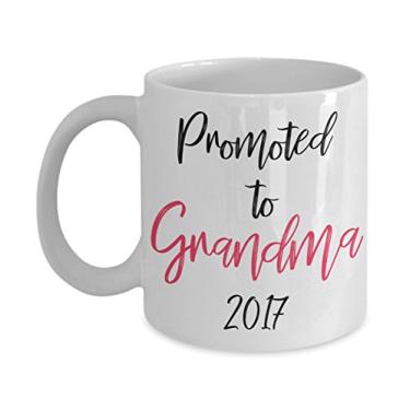 Imagem de Promoted to Grandma 2017 – Caneca de café – Novas canecas de avó – Ideia de presente de mordaça da vovó – Caneca de anúncio de gravidez para a vovó