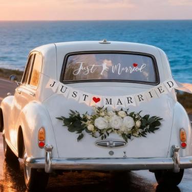 Imagem de Kit de decoração de carro Just Married – Conjunto de decoração de carro de casamento com faixa, enfeites florais, decalques de janela, chá de panela e acessórios de lua de mel para SUV, caminhão, sedã