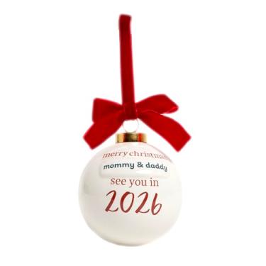 Imagem de Kate & Milo Enfeite de Natal de cerâmica 2026 – Lembrança de Natal "See You in 5,146.0 cm com laço vermelho e fita, presente de anúncio de bebê para mamãe e papai, decoração de revelação de gravidez