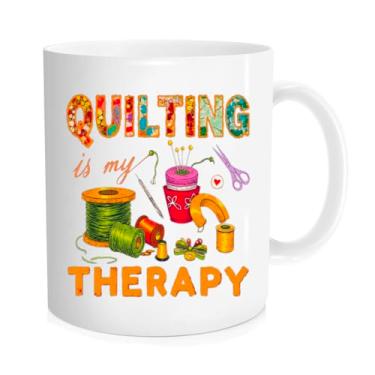 Imagem de SAPUWE Caneca de café Quilting is My Therapy, presentes divertidos para colchas e mulheres, presentes perfeitos para costura de tricô costureira para aniversário, dia das mães, Natal, caneca novidade