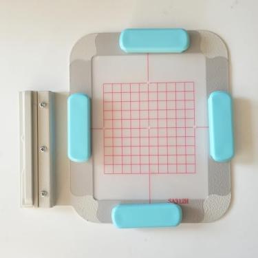 Imagem de HONEYSEW Bastidor Magnético De Metal Médio 4" X Para Máquina Bordar Brother/Babylock (Sa438) Innov-Is: 1500D, 2200D, 2500D, 2800D Dreammaker Ve2200 Vm6200D Duetta 4500D 4700D Quattro 6000D 6700D