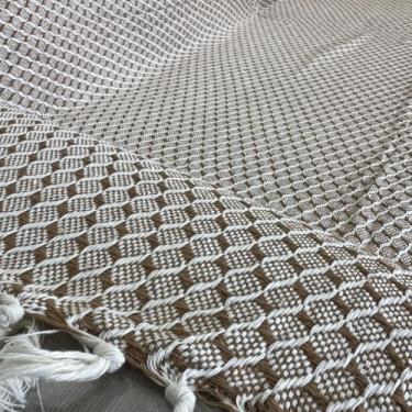 Imagem de Manta Colmeia para Sofá, Decorativa em Tear Artesanal, Marrom e Branco, Algodão, 255 x 225 cm, Protetor de Móveis com Padrão Geométrico (Caramelo)