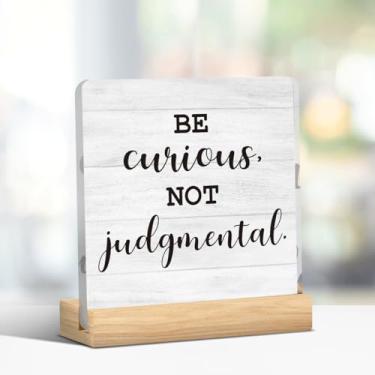 Imagem de Placa inspiradora Be Curious Not Judgmental Wooden Box Sign Office Desk Decor 5 x 5 polegadas Motivational Wood Box Sign Decorative Rustic Farmhouse Decor