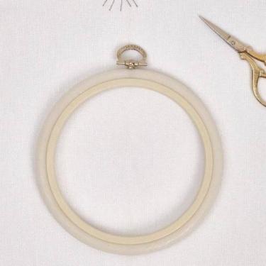 Imagem de Bastidor Flexível para Bordado Redondo Branco - 17cm - Nurge