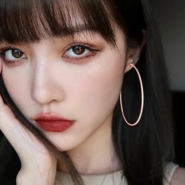 Imagem de Brincos de argola delicados 70 mm grandes banhados a ouro amarelo 14K banhado a prata para mulheres orelhas sensíveis, moda círculo redondo, argolas hipoalergênicas, 7,6 cm, minimalista, com capuz