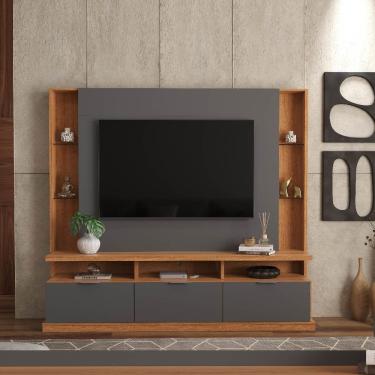 Imagem de Estante Home Bilbao Para Tv Até 70 Polegadas 3 Portas Prateleiras Vidro E Rodízio Jequitibá/cinza Perolizado - Lukaliam