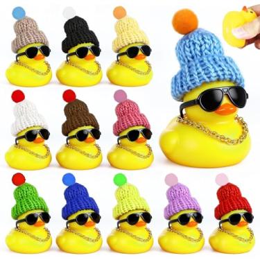 Imagem de cadelon 12 peças de patos de borracha a granel com chapéus de malha, óculos de sol e colares dourados - cores aleatórias, decoração de painel estridente para interior de carro, decoração de escritório