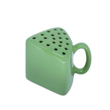 Imagem de Porta Queijo Ralado em Cerâmica: Charme e Praticidade para sua Mesa Adicione um toque de elegância rústica e funcionalidade à sua mesa com o nosso Porta Queijo Ralado em Cerâmica. (VERDE)