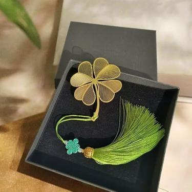 Imagem de Marcador de livro com pingente dourado de trevo de quatro folhas com borlas e caixa de presente para mulheres amantes de livros