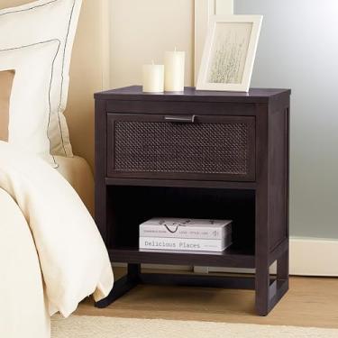 Imagem de Teamson Home Mesa de cabeceira Hatteras de 50 cm L com 1 gaveta profunda e prateleira aberta em estilo moderno costeiro, rolamento de esferas, molduras de madeira de pinho e MDF com rattan, acabamento